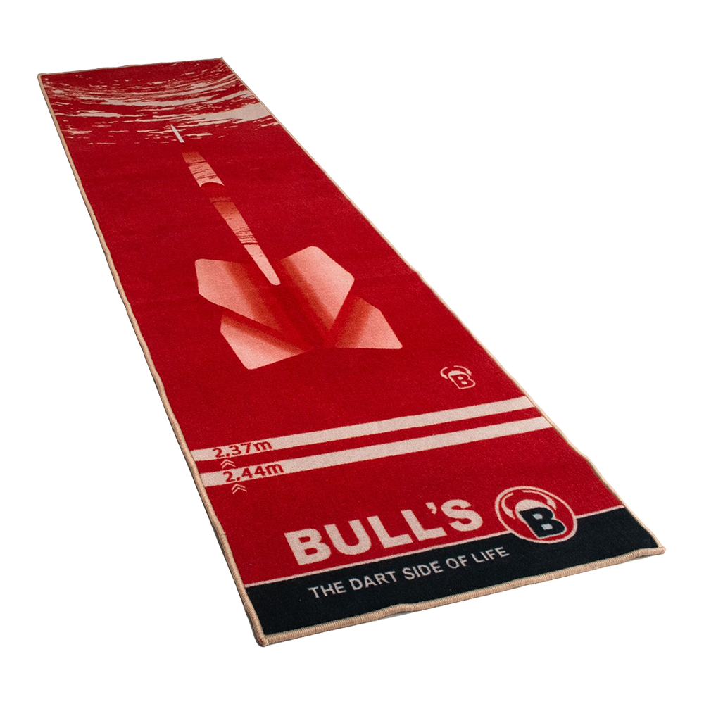 Dies ist ein roter Teppich mit einem großen Dartpfeil-Motiv in der Mitte. Am unteren Rand steht „BULL'S – THE DART SIDE OF LIFE“.